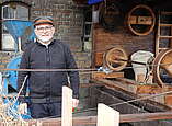 Hugo Glückler präsentierte vor dem Museum eine große Sammlung landwirtschaftlicher Geräte. 
Foto: Martin Kohler