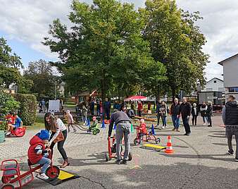 Fahrparcour mit Kindern und Erwachsenen