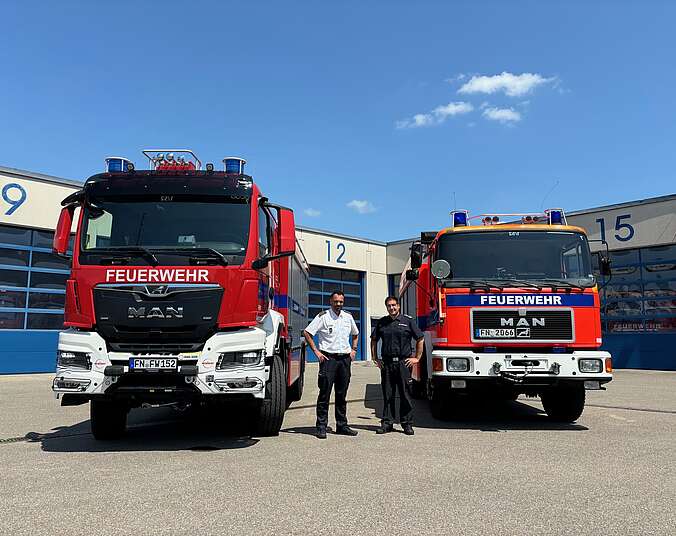 Kreisbrandmeister Alexander Amann und Felix Engesser, Kommandant der Feuerwehr Friedrichshafen zwischen dem neuen und dem alten Rüstwagen stehend