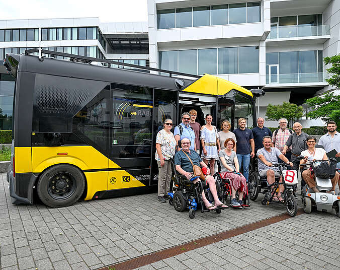 Menschen vor dem autonomen Shuttle. (Foto: Stadtverkehr Friedrichshafen)