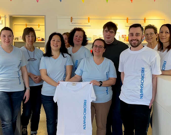 Gruppe von Frauen und Männern der Tourist-Information mit weißen T-Shirts