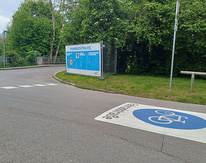 Blaues Banner an der Fahrradstraße.