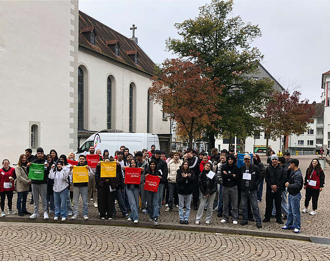 Eine Gruppe Jugendlicher auf dem Platz am Rathaus, sie werben für die Demokratie