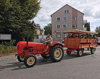 Traktor mit Personenanhänger