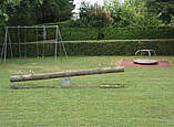 Wippe und Schaukel auf einem Spielplatz