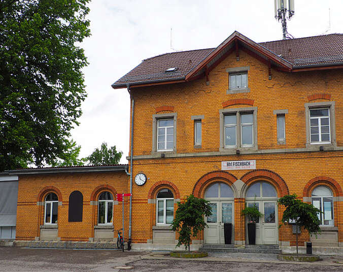 Bahnhof Fischbach: Klinkergebäude von außen