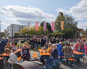 Festplatz mit Schalmeien-Musiker