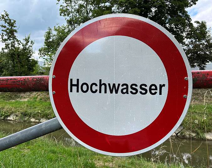 Warnschild „Hochwasser“