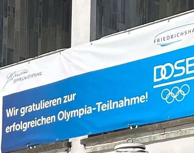 Gratulations-Banner am Rathaus-Balkon