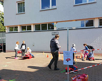 Platz mit Kindern auf Bobbycars