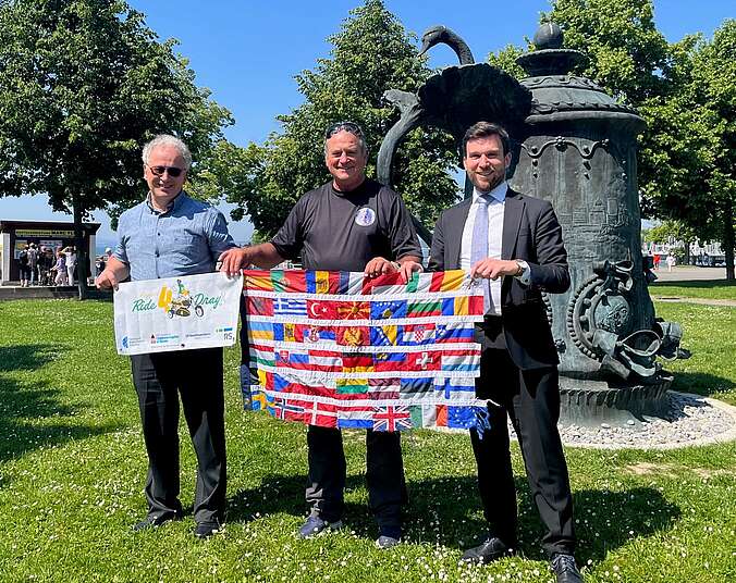 Joachim Seliger, Jim Clarahan und Erster Bürgermeister Fabian Müller vor dem Stewart-Krug im Uferpark