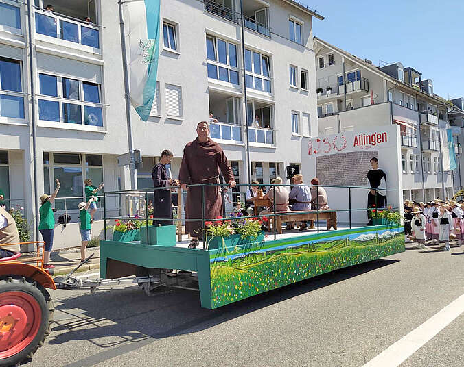 Festwagen mit Personengruppe