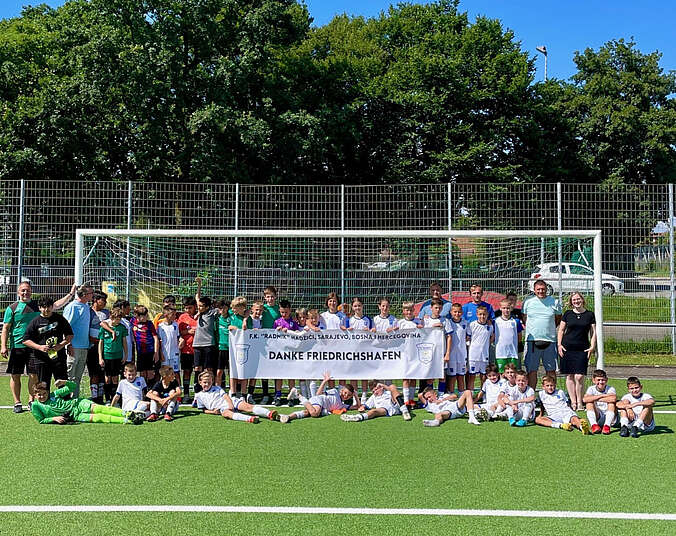 Gruppenfoto junge Fußballspieler. (Foto: Stadt Friedrichshafen)