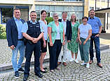 Gute Laune nach einem fröhlichen und friedlichen Fest (v. l. n. r.): David Bercher, stellvertretend für die Sanitätsdienste beim Seehasenfest, Polizeihauptkommissar Jens Dittrich, Christine Waggershauser, Seehasenpräsidium, Petra Schömer, stellvertretende Leiterin des Amtes für Bürgerservice, Sicherheit und Ordnung, Dieter Stauber, Bürgermeister der Stadt Friedrichshafen, Ines Weber, Leiterin des Amtes für Soziales, Familie und Jugend, Cathrin Batzner, Verantwortliche für Märkte und Veranstaltungen sowie Kai Nopper, Seehasenpräsidium. 