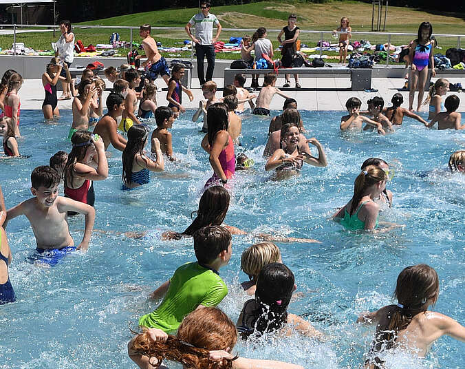 Kinder toben im Wasser